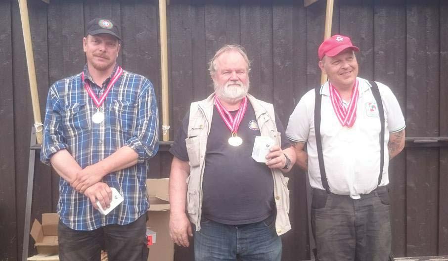 Fornøyde medaljevinnere i klassen Minie, fra venstre Sondre Nordhagen sølv, Antero Mustamäki gull og Oddvar Deberits bronse. Enda flere medaljevinnere.