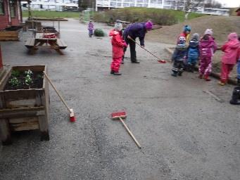 To ganger i måneden pleier vi til å samles med Lille My til en felles samling.