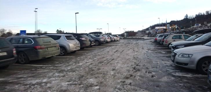 im fabrikker (t.h.) (Foto: Birgisson) Alternativ plassering av innfartsparkering Sjølyst Parkering på Sjølyst ble etablert for noen år siden ved siden av parkeringsplasser for Bunnpris.