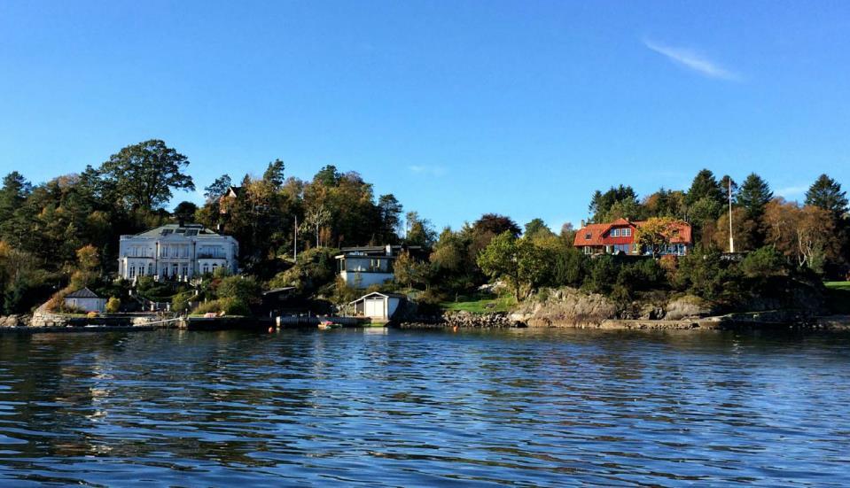 Vi vil heller hevde at omsøkte tiltak vil bidra til at boligen vil få en mer positiv virkning fra sjø enn eksisterende bolig.