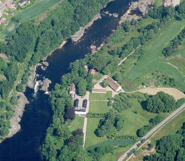 selskapslokalet i hovedhuset. Dagens situasjon Boen gård ligger nord i Tveit, på østsida av Topdalselva.