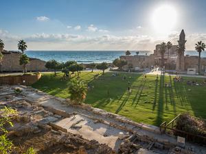 DAG 5 Caesarea - Megiddo - Haifa - Akko Morgenbønnesamling v/ Siv. Etter en god frokost buffè reiser vi nordover på kystsletten, gjennom Sharons dal, og til Caesarea ved havet, (Apgj. 9.30, Apgj. 10.