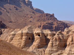 DAG 9 Qumeran - Masada - Dødehavet Morgenbønnesamling v/ Siv. Vi kjører i dag igjennom Judea ørkenen, og stiger ned 1200 meter i høydeforskjell til verdens laveste plass på jord; Dødehavet.