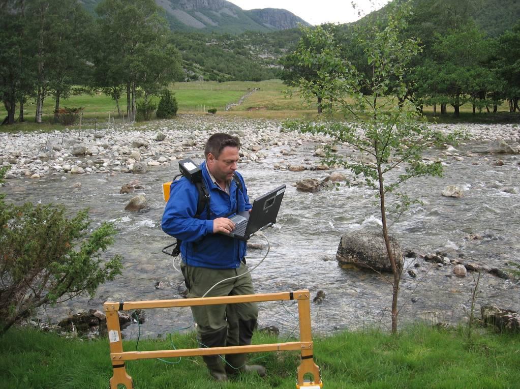 4 3 GEORADARMÅLINGER GJENNOMFØRING OG METODIKK Georadar er et geofysisk måleinstrument som sender elektromagnetiske bølger ned i bakken som reflekteres og mottas i en antenneenhet.