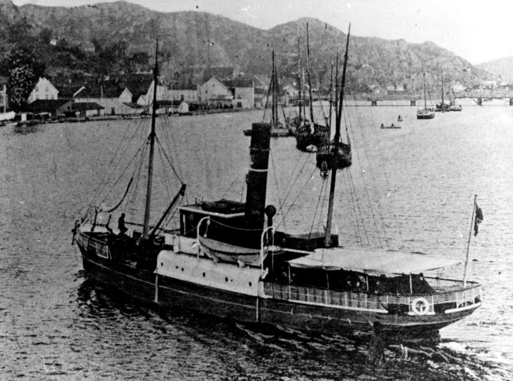 Figur 4. Lindesnæs på vei inn til kai i Mandal 15. januar 1911. Fotografi utlånt av Lindesnes bygdemuseum. Dampskipsselskapet fikk ved noen anledninger problemer med de ansatte.