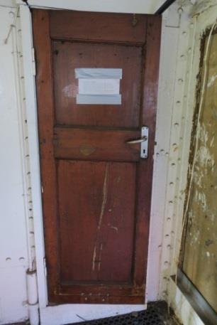 Døren mellom akterdekket og hoveddekket kan også være fra 1800-tallet. Slåen på døren synes blant annet å indikere det.