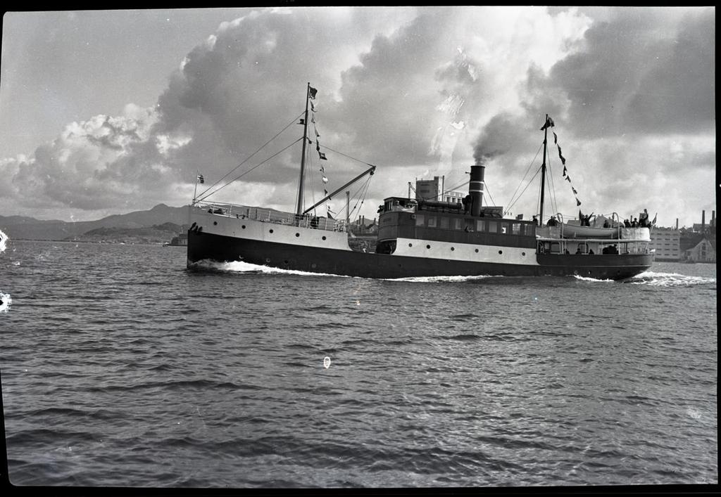 I 1932 ble Jøsenfjord ombygget og forlenget for å kunne ta enda flere passasjerer. Skroget ble forlenget med 15 fot, hvilket vil si omtrent 4,6 meter ved Rosenberg Mek. Verksted i Stavanger.
