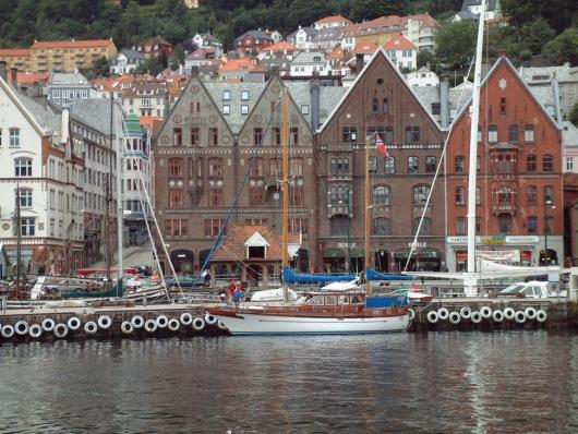 Oppgave 2 (8 poeng) Nettkode: E 4DWN Daglengden i Bergen er tilnærmet gitt ved funksjonen Her er daglengden målt i timer, og er antall dager fra nyttår. a) Bruk uttrykket Bergen.