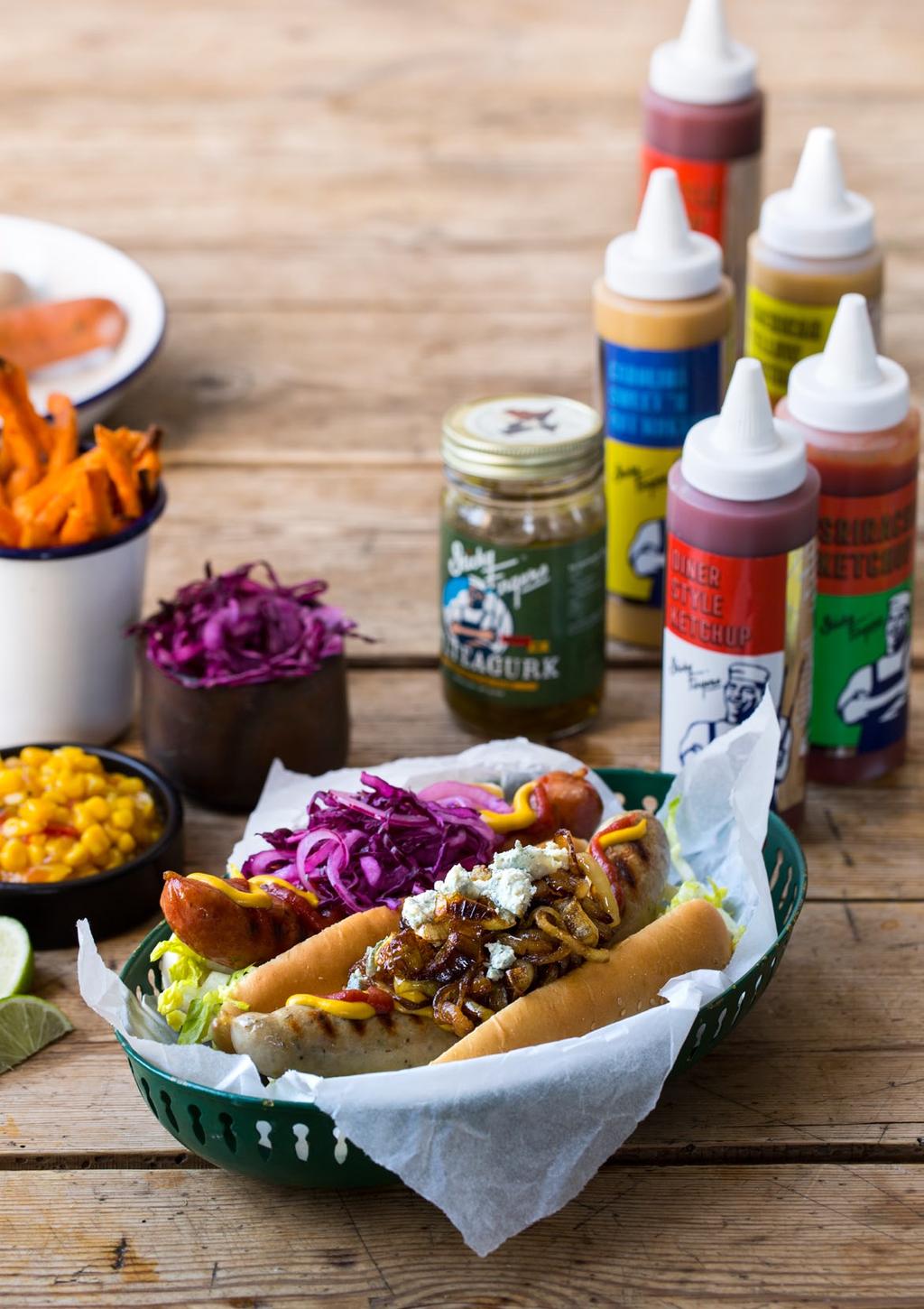 GOURMET HOT DOGS MED digg tilbehør 4 porsjoner Ta grillpølsene til et nytt nivå med digg tilbehør, gourmetsennep og -ketchup, mais, sylteagurker og et stort utvalg andre gode sauser.