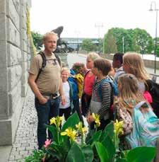 De er på byvandring og får se de stedene læreren har