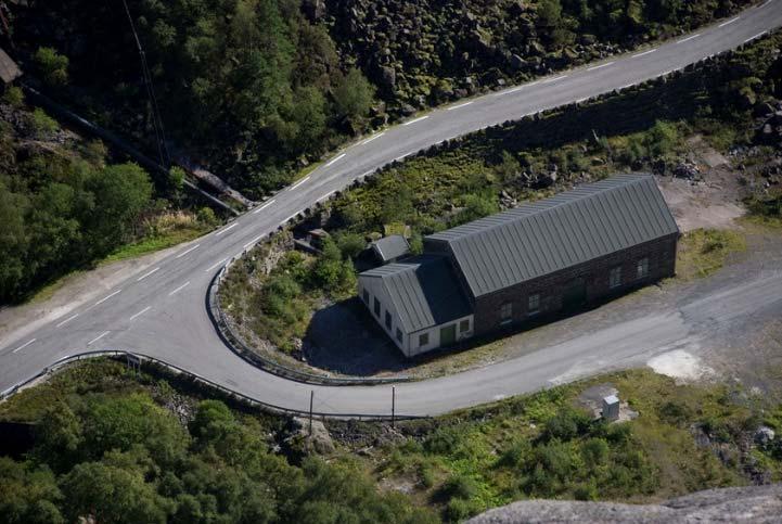 Bygningen består av to sammenbygde deler, hvor hoveddelen ble oppført som kraftstasjon for Norges første elektrosmeltede stålverk. Bygningen er i murt naturstein.