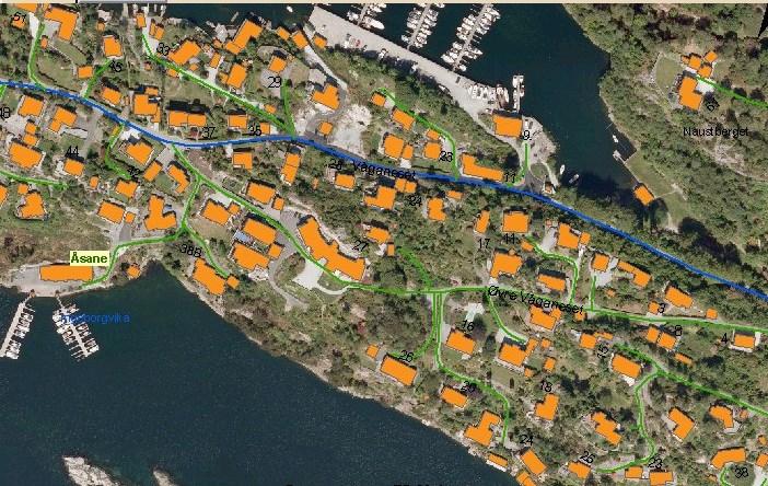 Fig. 2 Flyfoto som viser at strandlinjen i sin helhet på begge sider av Åstvedtneset - er bygget ut da med