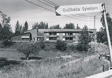 Sykehjemmet er bygd på tomten til Gullhella Aldershjem som brant i 1979, og det nye ble da bygget opp umiddelbart og i rekordfart.