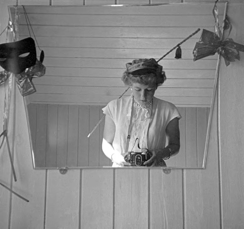 FOTOG RAFIET Foto: Fra Karl Fjørtoft-samlinga Motiv: «Speil-selfie» Tid: 1950-tallet Sted: Tromsø? Mennesket har til alle tider søkt sitt eget speilbilde. Først i vannflater og polerte steiner.
