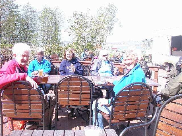 Side 4 jubileumsfesten. Bergen Døve Bowling feiret 10 års jubileum med hyggekveld på Bergen Døvesenter, 14.november. Einar Hartveit representerte oss og hadde med en liten oppmerksomhet.