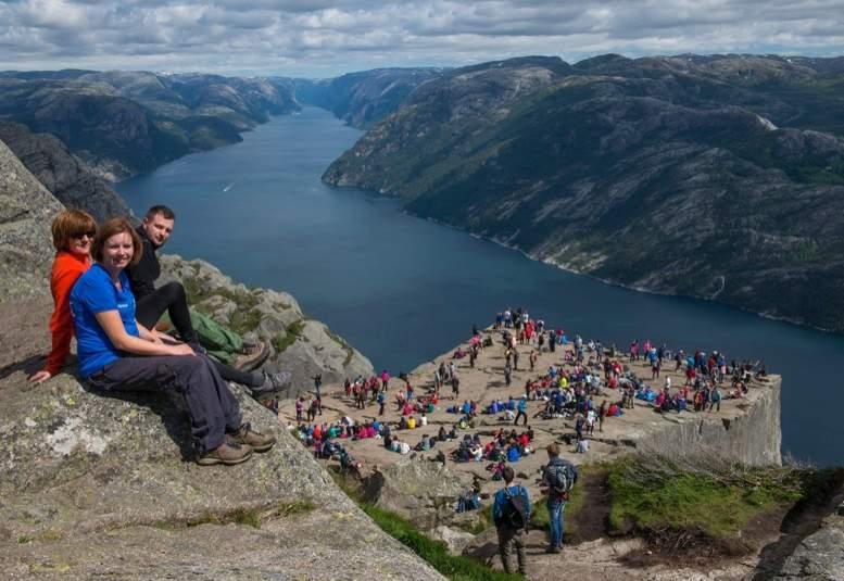 Disse bildene er fra Preikestolen, noe som ikke er så lett å se i