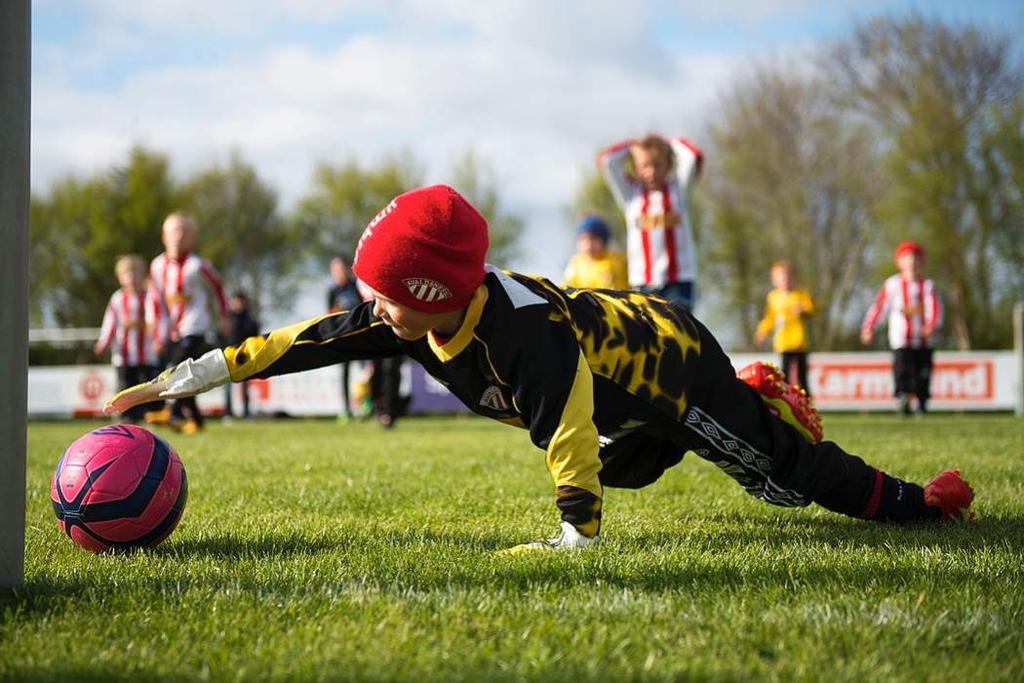 Øverst: Foreldre som tar bilder av barna i aksjon på fotballbanen står som regel ved midtlinja og