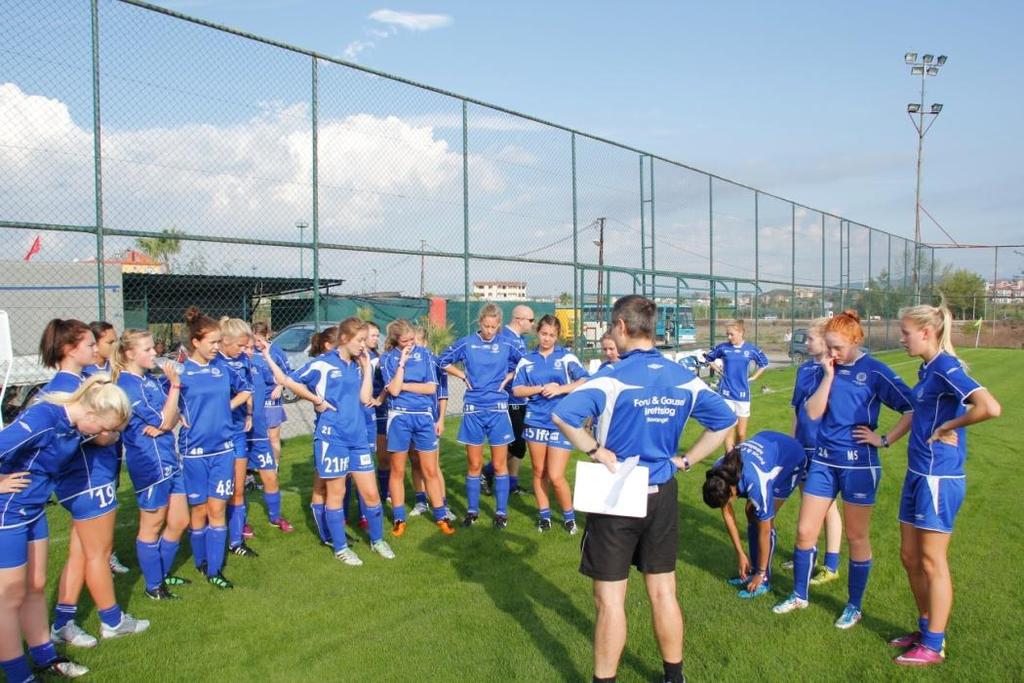 glans (?). Kl 09.00. Første treningsøkt for J16 og Sr spillere ble gjennomført på en fantastisk flott grasbane.