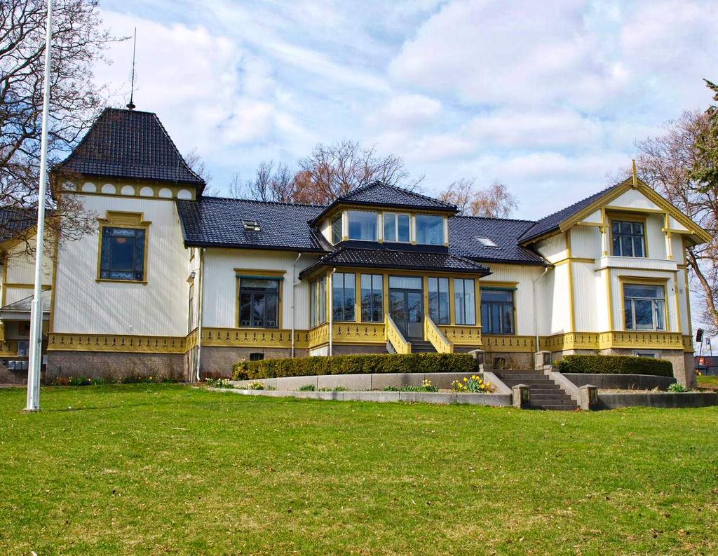VILLA MØLLEBAKKEN (1890) Villa Møllebakken er en villa på Haugar i Tønsberg som opprinnelig ble bygd i sveitserstil, men har