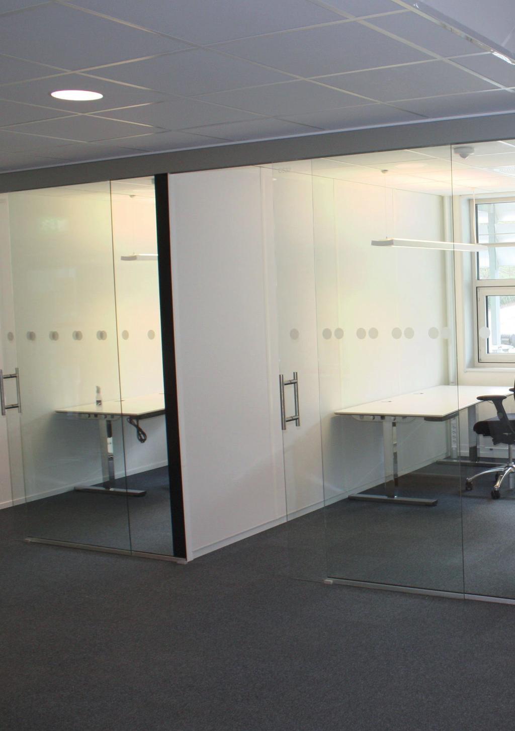 Komplett kontorlandskapsløsning med systemvegger i gips og glass frontvegger med skyvedør.
