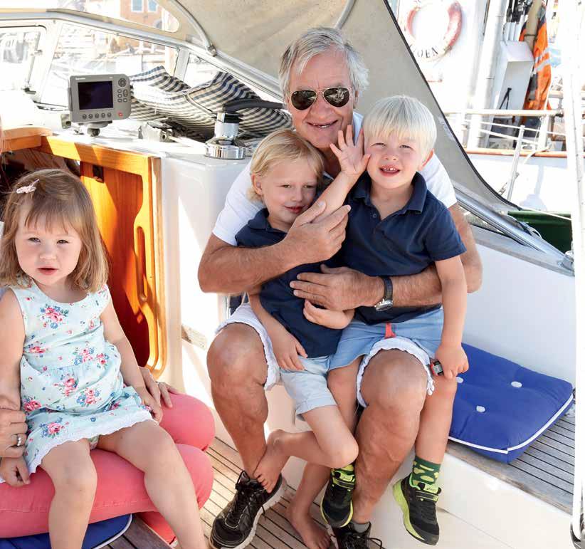 BÅTIDYLL: Vi passer gjerne barnebarn til sjøs, ler seilglade Gerd, her i ekteparets båt med barnebarnet Johanna og Bjørn med brødrene Ola og Magnus. Nå blir det godt med ferie!