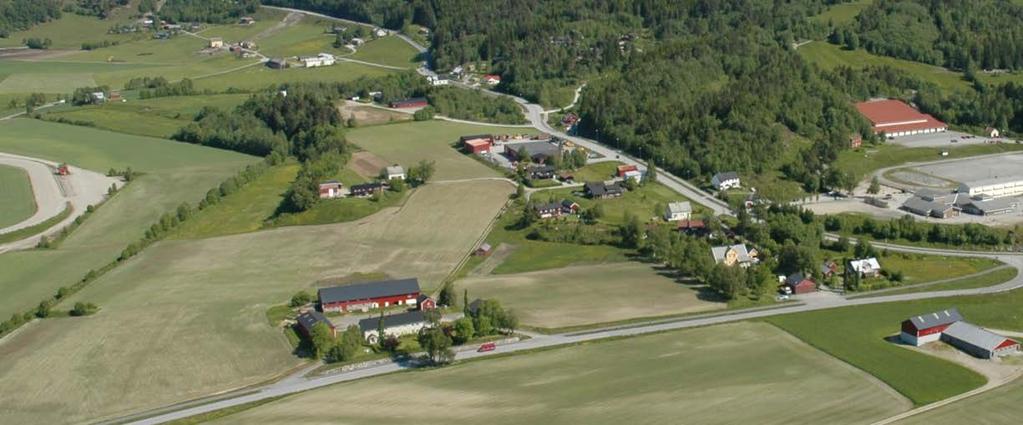 Planområdet er i dag benytta til ridebane med tilhørande anlegg og hinder. Ridebanen grensar til dyrkamark i sør.