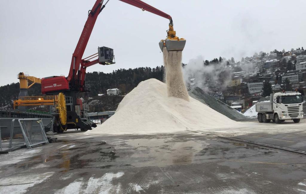 Miljømål 3: Vi oppleves som en bedre nabo, med vår miljøvennlige havn og sjøtransport Støystrategi i Oslo Havn Salt losses på Ormsund på dag, og kjøres ut på natt. Foto: Erik Opseth Delmål 3.