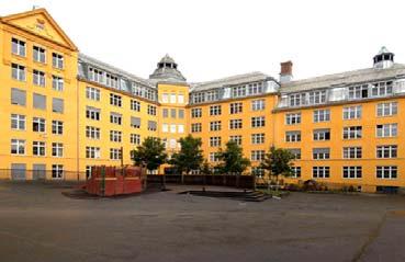 Figur 49: Skolegården på Ila skole i Oslo før (til venstre) og etter (til høyre) at skolegården ble åpnet og rustet opp.