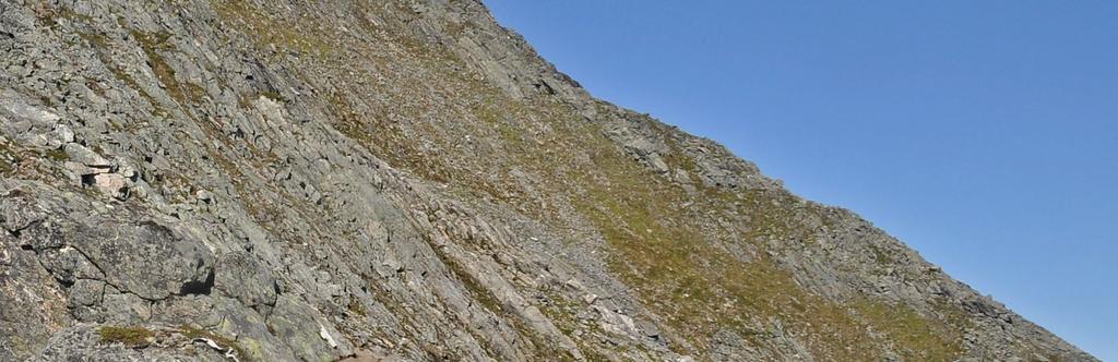 Turen går da over eggen, via Nesaksla og ned til Åndalsnes.