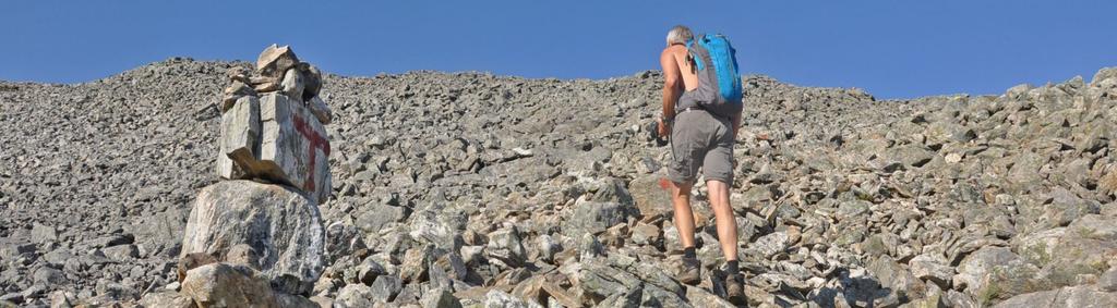 Vil du ta variantene som unngår eggens vanskeligste del går du her fram mot høyre (se under). Stien opp mot horisonten er bratt og delvis fuktig. Den går nokså rett opp uten store svinger.