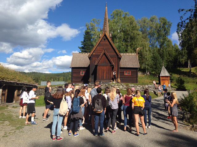 fadderuka 2017 TORSDAG 17.AUGUST 1600 OMVISNING PÅ MAIHAUGEN Bli kjent med en unik perle på Lillehammer. Maihaugen er Norges største museum utenfor Oslo.