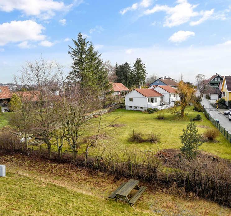 FAKTA OM EIENDOMMEN Tomten ligger i et etablert villastrøk på Sandved/Stangeland. Helgø Meny Sandved, idrettsanlegg og kirke på Sandved er en liten spasertur unna.