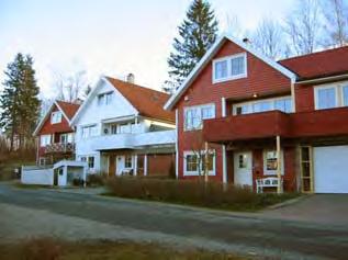 - Bebyggelsen har saltak med rød takstein. Eneboliger i tun er i en etasje + loft, lyse / hvite farger. Kjedede eneboliger er i en etasje + underetasje og loft.