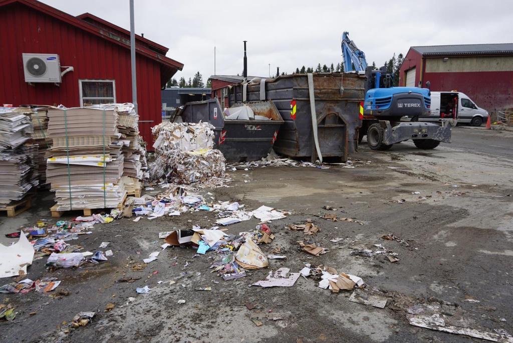 Avvik 3: Forsøpling og flygeavfall Bedriftens område er forsøplet av avfall som har falt av eller blåst fra containere og lagerområder. Avvik fra: Vilkår i tillatelsen av 1.2.2016, vilkår 3.2.4, 3.2.5 og 4.