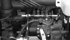 3. Åpne lufteskruen på pumpen for drivstoffinnsprøyting (fig. 8). 4. Vri tenningsnøkkelen til stillingen På. Den elektriske drivstoffpumpen startes, slik at luften kommer ut rundt lufteskruen.