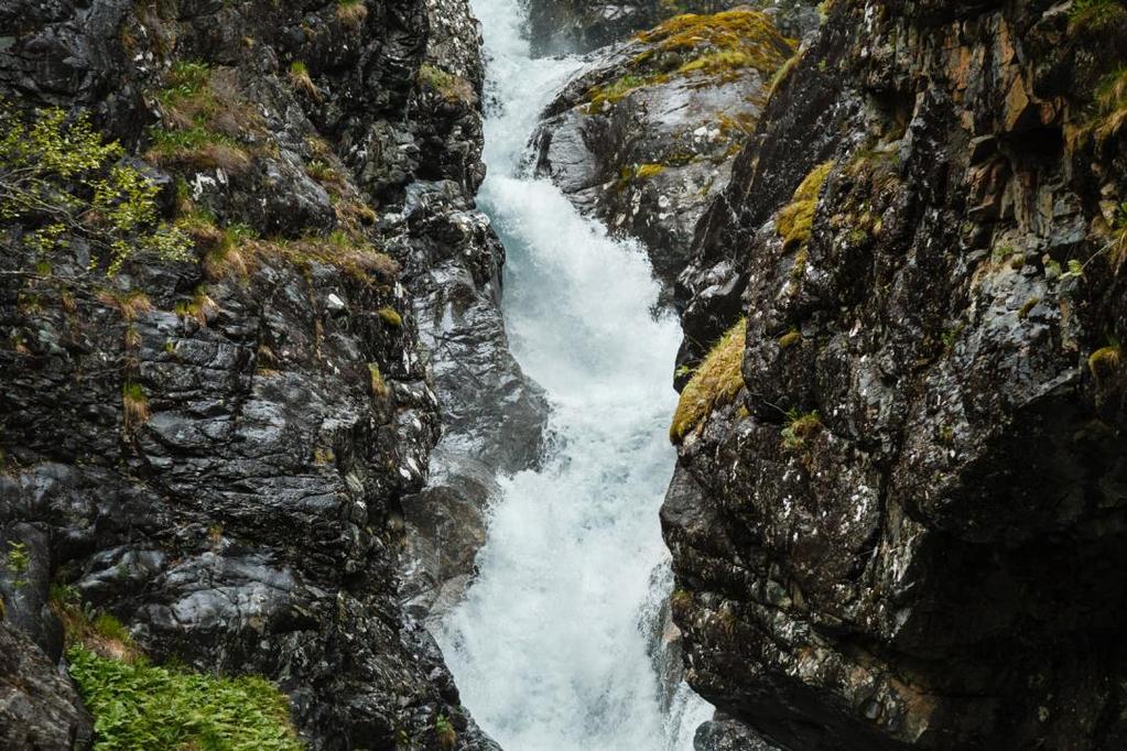 Side 6 Kva veit vi så om denne bekkekløfta? Om geologien veit vi såpass mykje at bergrunnskartet ikkje fortel heile sanninga. Her er lausare fjell, og det er teikn til kalkpåverknad.