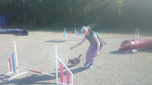 Kontakten er på plass og når Lucy er «på» er det bare for ho mor å få med seg beina og henge på. Lucy er tilhenger av tut og kjør, hopp og sprett og full fart fremover.