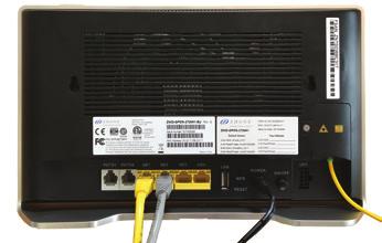 Fig. 1 Fibermodemet 1 2 Pots 1 og 2 - Telefoni GE1 til GE 4 - Internett og digital-tv 3 4 5 PWR - Straum On/off - Av/på knapp Fiberkabel 3 1 4 5 2 3 Telefoni (Pots 1 og 2) Set telefonkabelen i