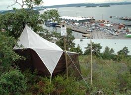 Gule fat (under) er plastfat som plasseres i vegetasjonen og fylles med litt såpevann.