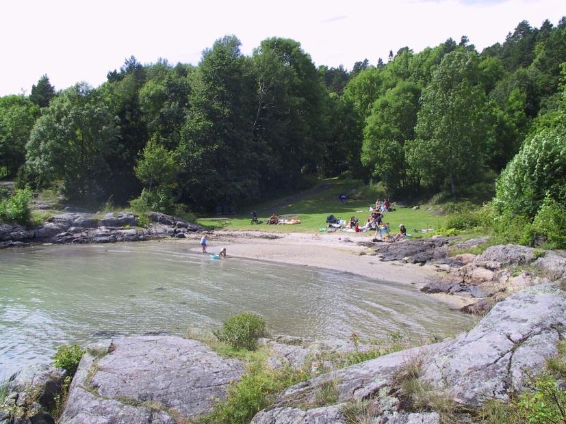 Figur: 39. Arealet med sandstrendene i Persøygard ble sikret for nesten 50 år siden. Sandstrender av meget god kvalitet, langgrunt og bredt bakland, grasbakke som klippes regelmessig.