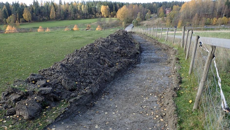 Reg u l e r in g s p l a n f o r g a n g - o g s y k k e lv e g, L o s b y v e i e n Foto 3: Utsikt fra hestehagen ved Losby bruk, med golfbanen i bakgrunnen, sett mot nord Tidligere funn på de