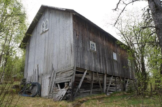 Da låser den vestveggen mot utgliding. På sørveggen har 4. stokken litt oppråteskader. Dette kan repareres ved innspunsing av tømmer.