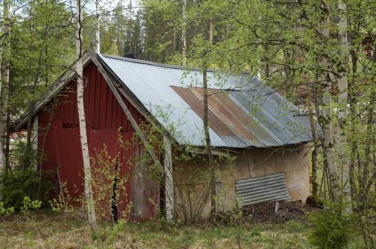 Ellers er bygningen i ok tilstand med tett tak. Bygningen må jekkes opp, og pilarer må rettes opp. Ytre rad mot vest må få låsing inn i underbygginga til låven.