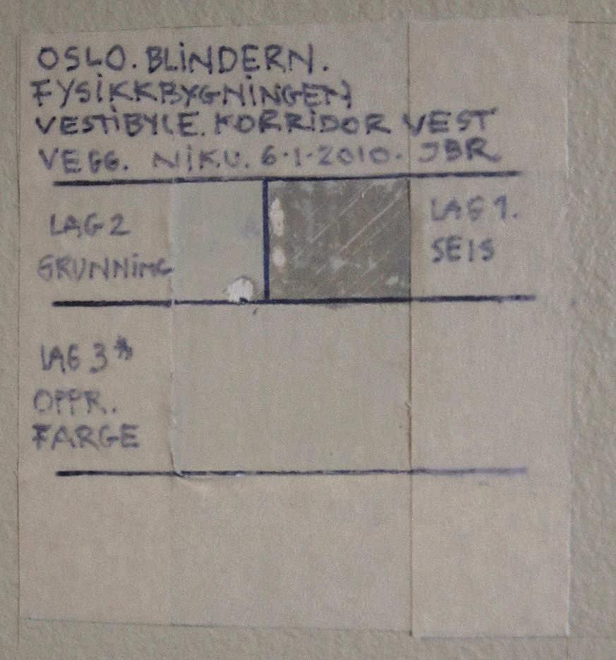 over hele dørfeltet mot syd, under vindusfeltet. (Se også illustrasjonene) Lys gulgrå Grønnere enn: 1502-Y NB! Fargen kan ikke kodes i NCS S systemet.