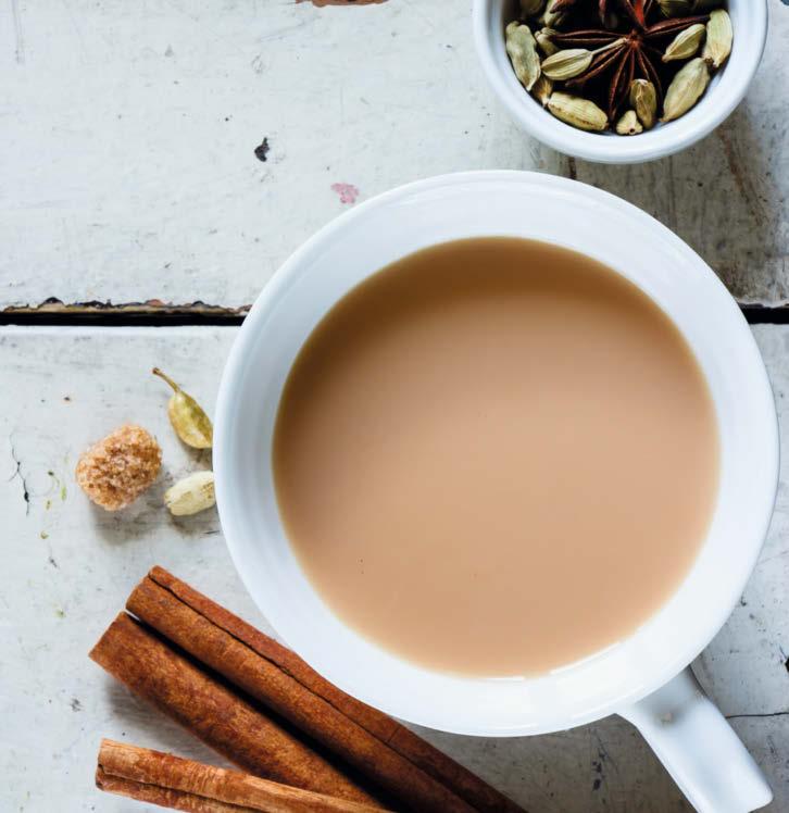 GRØNN MANDARIN CHAI-TE 500 ml varmt vann 1/2 kanelstang 5 kardemommefrø 1 nellikspiker 1 klype pepper 2 ts sukker 600 ml melk 2 ts grønn te Tilberedningstid: 0:30 Porsjoner: 2 Tilsett kokende vann og