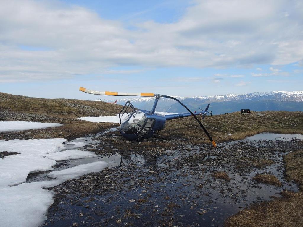 Statens havarikommisjon for transport Side 3 Figur 2: Oversikt over havaristed, bildet er tatt etter at helikopteret ble rettet opp. Foto: SHT Fartøysjefen stoppet motoren og slo av bensintilførselen.