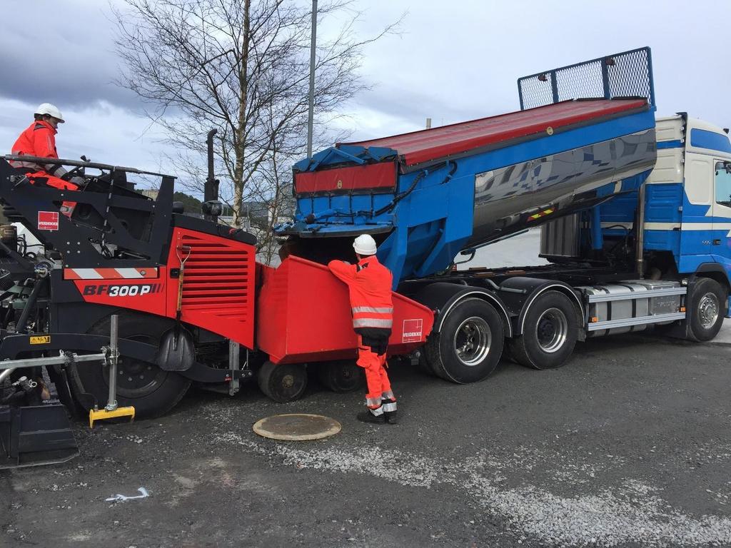 NTNU I ÅLESUND SIDE 27 Fra siloene blir asfalten matet til lastebiler med spesialbygde baljer for transport av asfaltmasse.