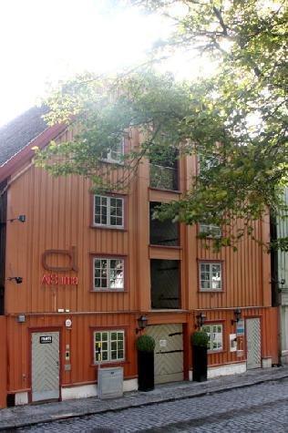2 Her i Kjøpmannsgata 57 i Trondheim har Pasient og brukerombudet i Sør-Trøndelag sine kontorer. Innholdsregister: 1. Forord v/ Pasient og brukerombud Elin Hagerup 2. Organisering og drift 3.