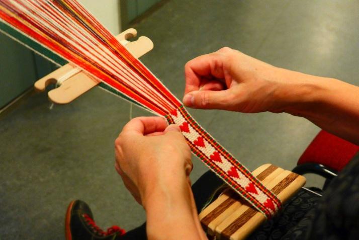 Plukkeband lages på kurs under Vevsymposiet og ungdom lager vevbrett til kabylsk vev på Kulturfest Tøyen.