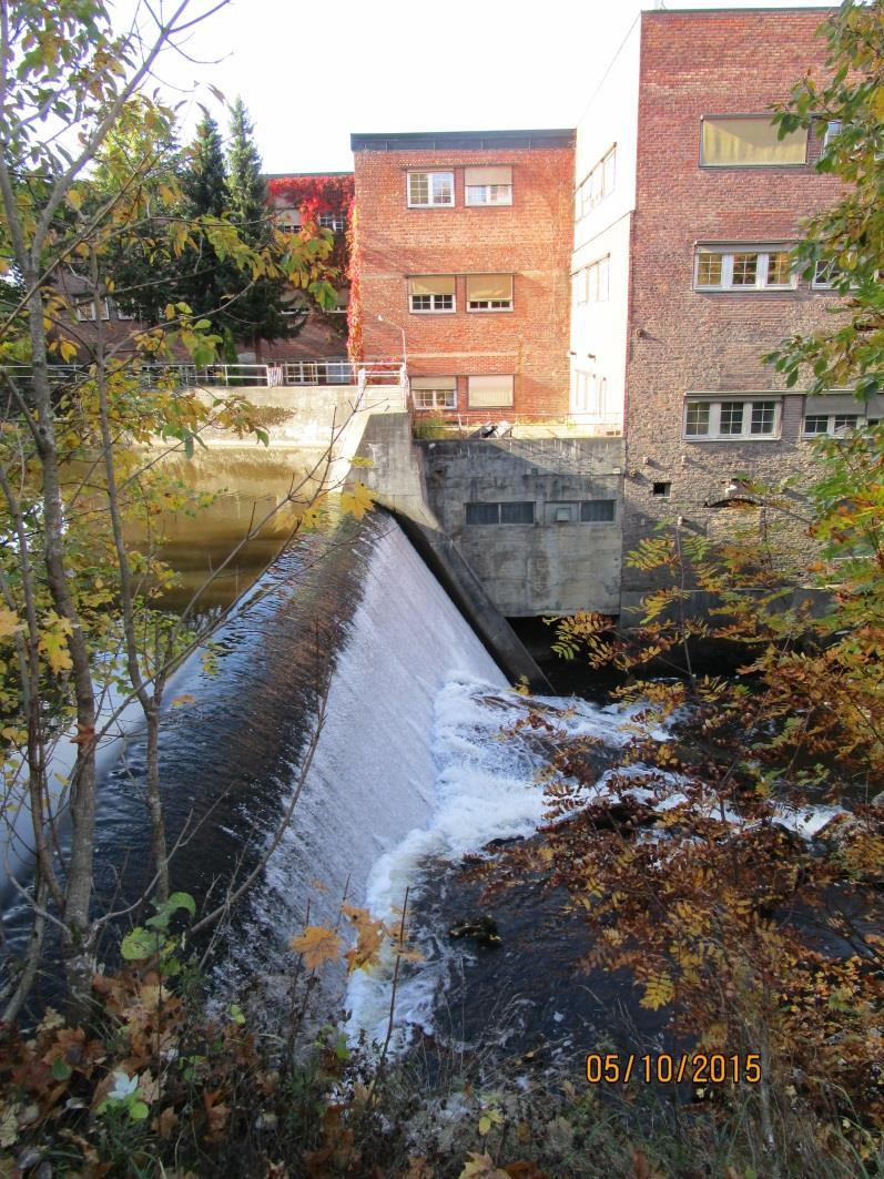 Figur 6: Demningen ved Icopal på Fjellhamar påvirker vannstanden oppstrøms i Fjellhamarvassdraget frem til Struterud (Foto: Yvona Holbein, Lørenskog kommune, 2015).